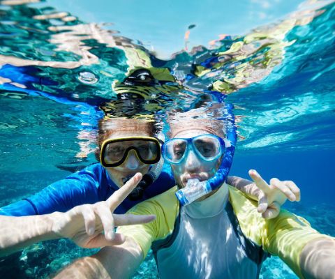 2 enfants sous l’eau avec lunettes et tuba