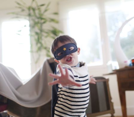 Un enfant joue au super héros.