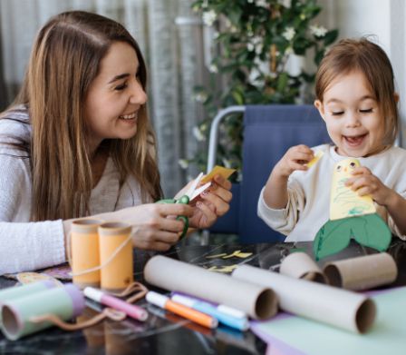 Maman faisant du bricolage avec sa fille, ravie